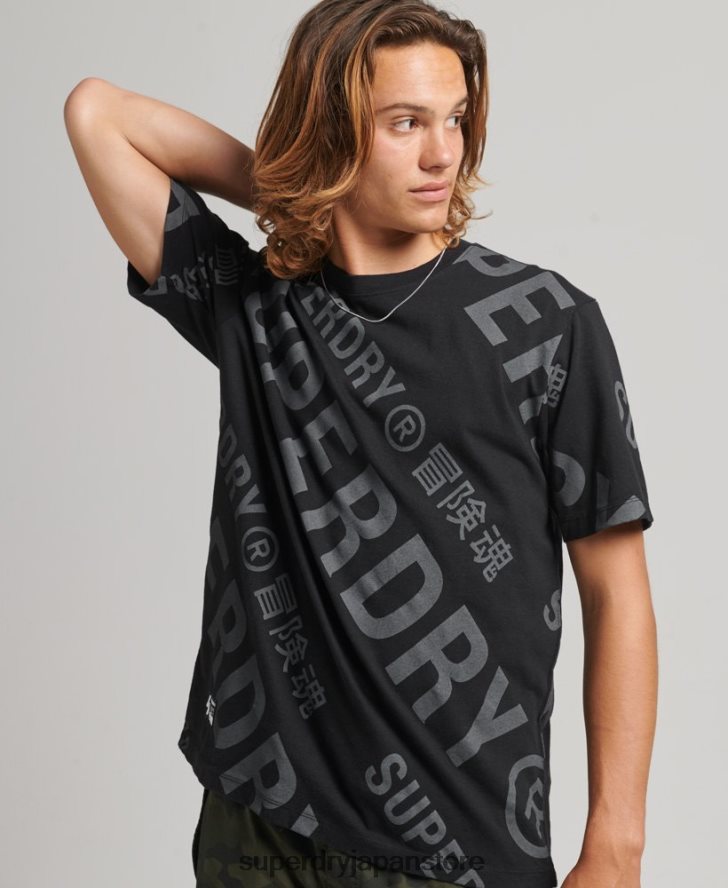 ロゴ全面プリント ルーズ T シャツ 男性 Superdry 衣類 黒 2J62PZ4973