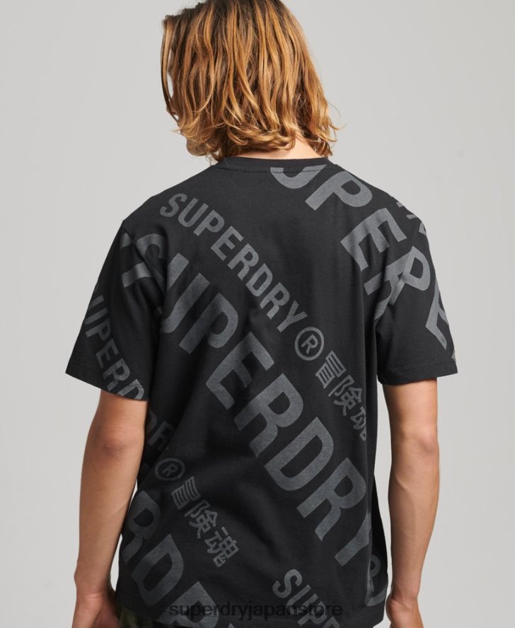 ロゴ全面プリント ルーズ T シャツ 男性 Superdry 衣類 黒 2J62PZ4973
